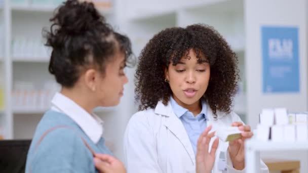 Happy Professional Pharmacist Woman Pharmacy Helping Customer Female Expert Giving — Vídeo de Stock
