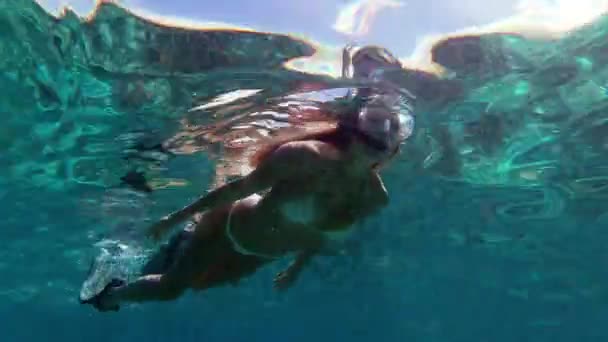 Video Footage Unrecognizable Woman Snorkelling Ocean Holiday Raja Ampat — Stockvideo