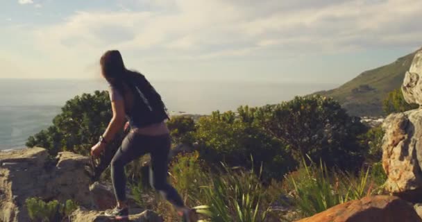 Fit Active Woman Hiking Mountain Using Binocular Hiker Wearing Backpack — Stockvideo