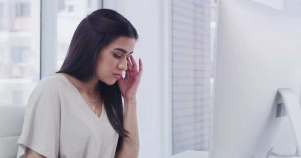 Videofelvétel Egy Üzletasszonyról Aki Stresszesnek Tűnik Miközben Asztalánál — Stock videók