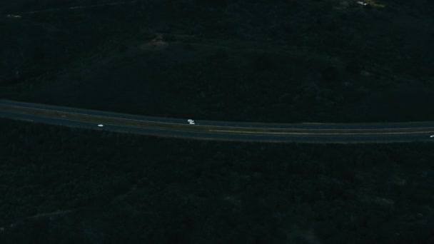 Nagranie Dronów Samochodów Poruszających Się Nocą Drodze Wsi — Wideo stockowe