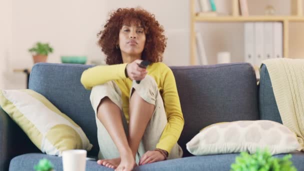 Verveelde Jonge Vrouw Kanaal Surfen Controleren Van Haar Telefoon Gefrustreerd — Stockvideo