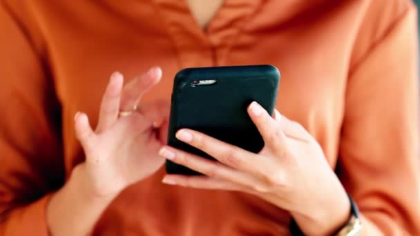 Journalist Reading Social Media News Phone Office Closeup Hands Female — 图库视频影像