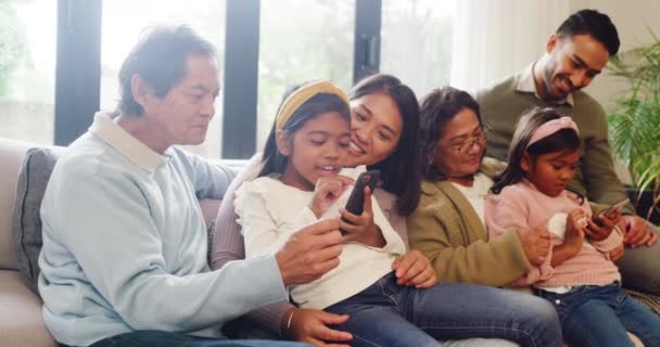 Die Familie Trifft Sich Hause Wohnzimmer Spielt Handyspiele Oder Schaut — Stockvideo