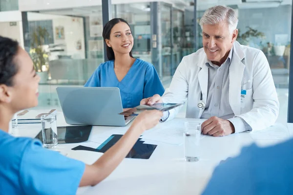 Ich Bin Zufrieden Mit Deiner Bisherigen Arbeit Eine Gruppe Medizinisches — Stockfoto