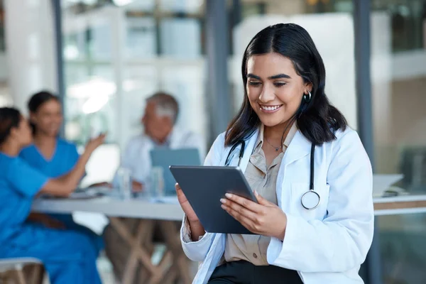 Patient Just Made Day Female Doctor Using Digital Tablet Meeting — Foto Stock
