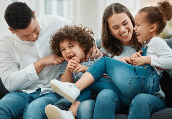 Onthoud Altijd Spelen Een Jong Gezin Dat Elkaar Speels Kietelt — Stockfoto