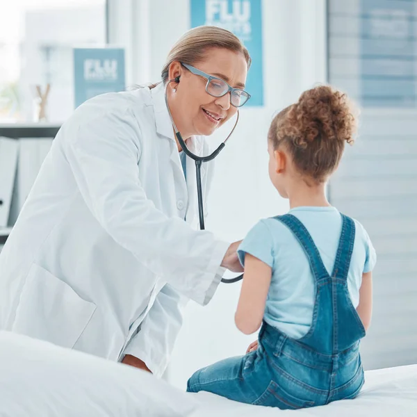 Let Listen Your Little Heart Doctor Examining Little Girl Stethoscope —  Fotos de Stock