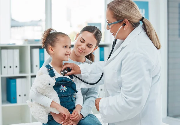 Shes Afraid Doctor Doctor Examining Little Girl Stethoscope Clinic — Zdjęcie stockowe