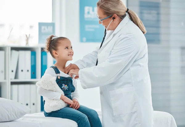 Making Sure Shes Healthy Growing Well Doctor Examining Little Girl — Zdjęcie stockowe