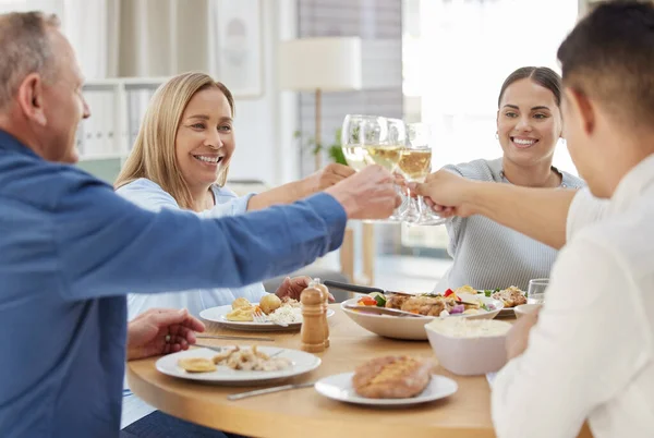 Many Many More Family Toasting Wine While Having Lunch Together — Φωτογραφία Αρχείου