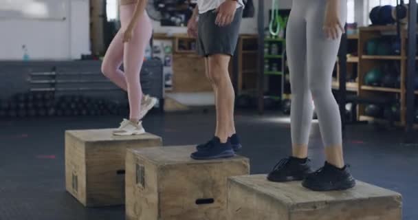 Group Fit People Exercising Jumping Wooden Boxes Hiit Fitness Class — Video