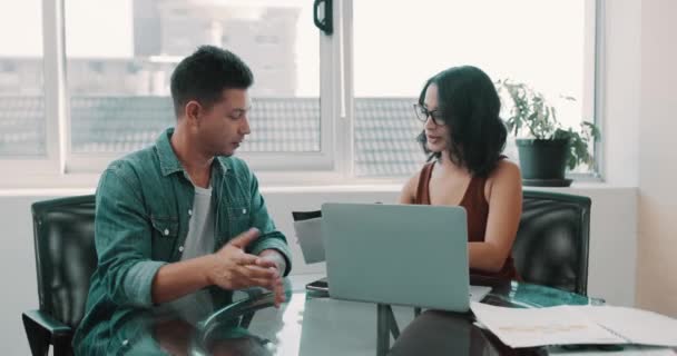 Video Footage Diverse Group Businesspeople Sitting Office Together Having Discussion — Vídeo de stock