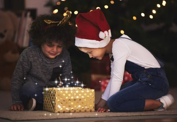 Nyisd Karácsony Varázsát Két Kistestvér Együtt Nyit Egy Ajándékot Otthon — Stock Fotó