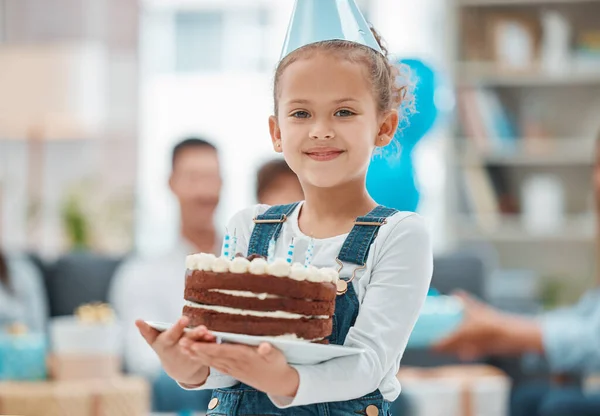 You Slice Portrait Adorable Little Girl Celebrating Birthday Her Family — 스톡 사진