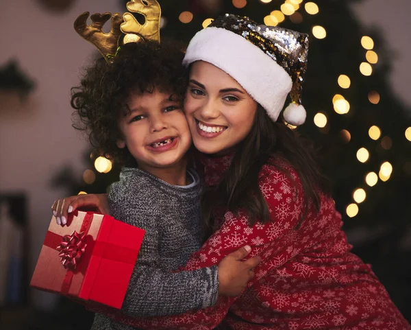 Legjobb Ajándék Amit Valaha Kaptam Egy Fiatal Anya Fia Karácsonyi — Stock Fotó