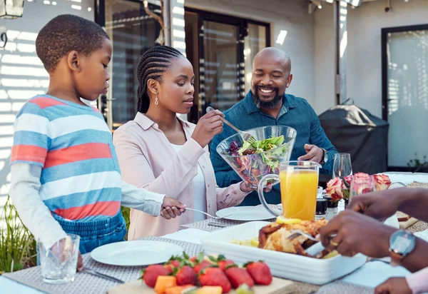 Pass Veggies Happy Family Having Lunch Together Garden — Stock Photo, Image