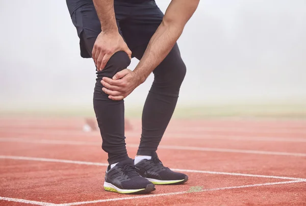 Looks His Race Run Unrecognizable Male Athlete Holding His Knee — Fotografia de Stock