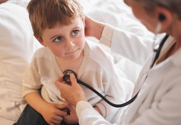 Poslechněme Děje Truhle Lékař Vyšetřit Malého Chlapce Stetoskopem Posteli Doma — Stock fotografie