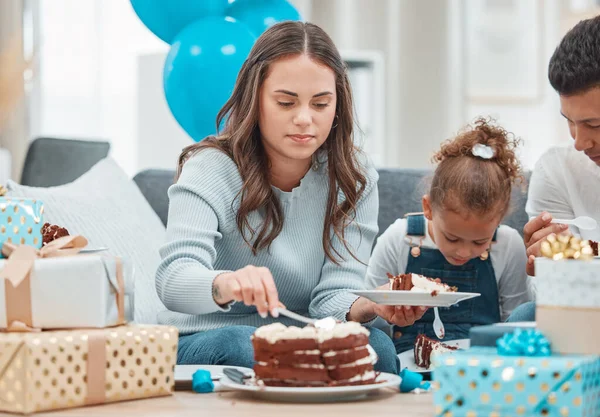 All Quiet Everyones Eating Cake Happy Family Celebrating Birthday Home — Stock Photo, Image