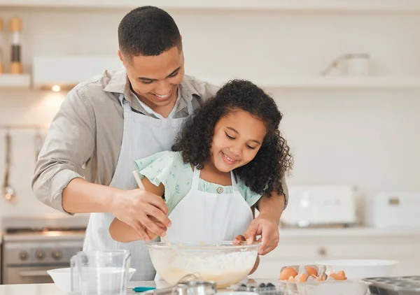 Remember Scrape Sides Bowl Young Father Helping His Daughter Bake — Stockfoto