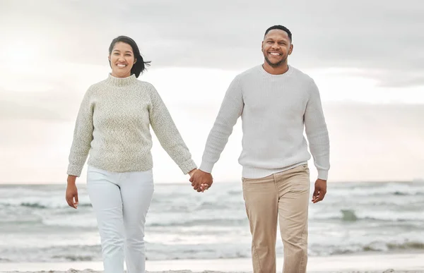 Hand Hand Affectionate Young Couple Sharing Intimate Moment Beach — Photo