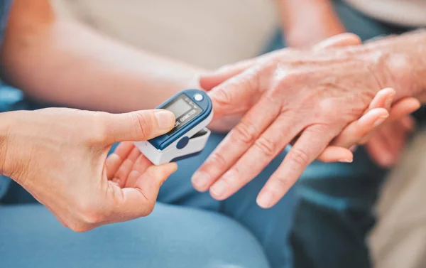 Your Oxygen Levels Worrying Nurse Checking Blood Pressure Mature Patient — Fotografia de Stock