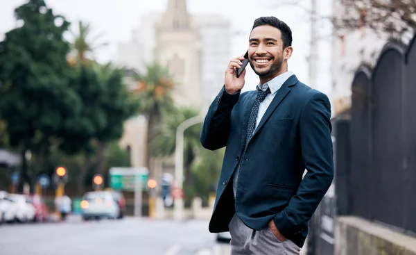 Someday Day Week Handsome Young Businessman Standing City Using His — Fotografia de Stock