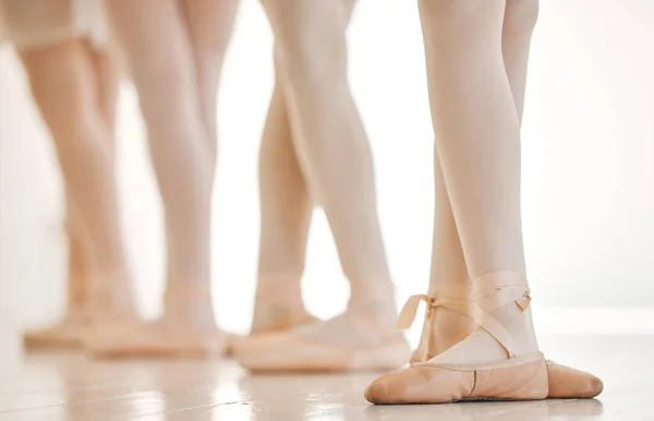 Walk Day Ballet Slippers Group Unrecognisable Ballet Dancers Practicing Routine — Stockfoto