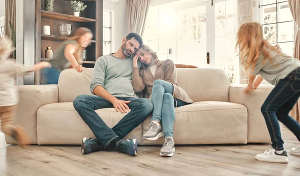 Ever Get Break Two Parents Exhausted Couch While Children Playing — Stock fotografie