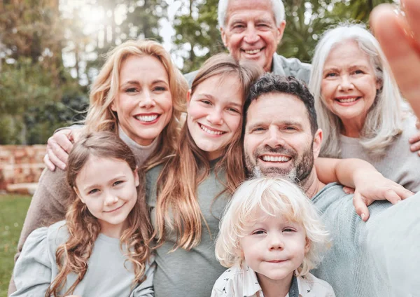 All Multi Generational Family Posing Together — Stock fotografie