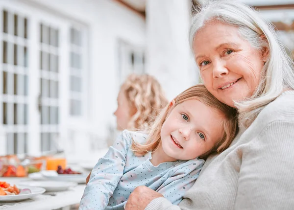 Eviniz Sevildiğiniz Yerdir Büyükanne Torun Dışarıda Bir Masada Kucaklaşıyorlar — Stok fotoğraf