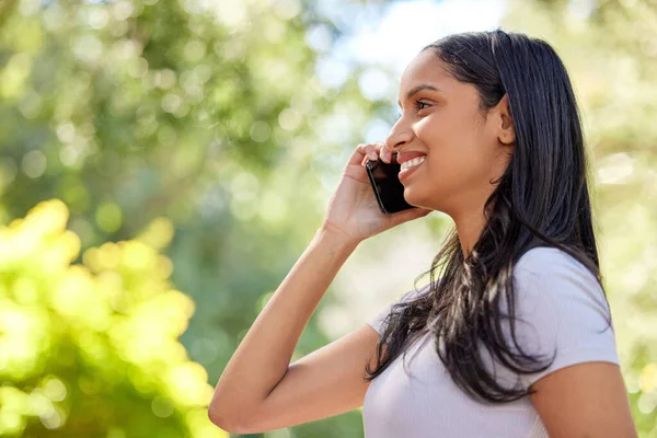 Zal Bellen Een Aantrekkelijke Jonge Vrouw Die Een Telefoongesprek Voert — Stockfoto