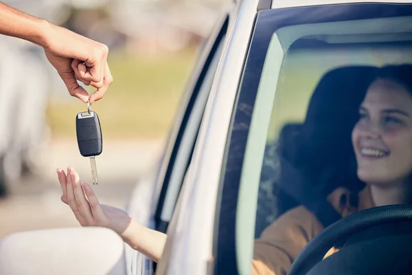 Better Buckle Buttercup Person Handing Woman Keys Her New Car — Foto Stock