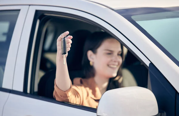 Road Lif Woman Holding Keys Her New Car — Stockfoto