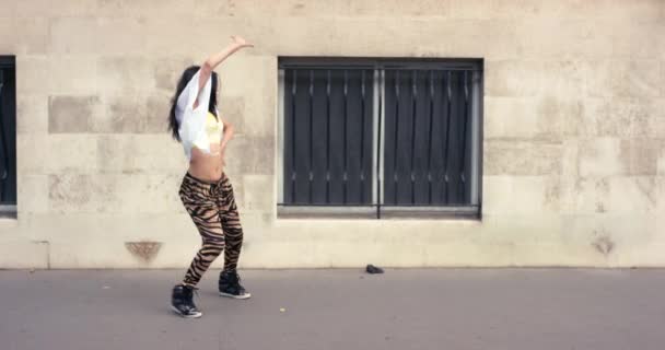 Videofelvétel Egy Fiatal Nőről Aki Városi Háttérrel Táncol — Stock videók