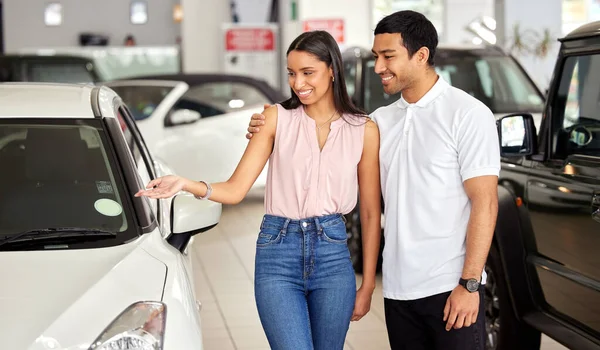 Think Can Both Agree Car Young Couple Looking Cars Car — Fotografia de Stock