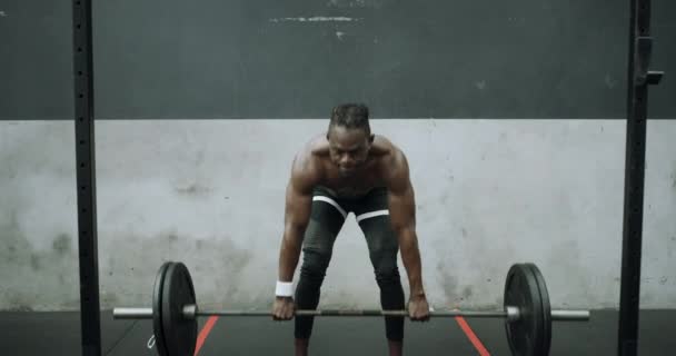 Video Footage Muscular Young Man Doing Overhead Press Barbell Gym — Wideo stockowe