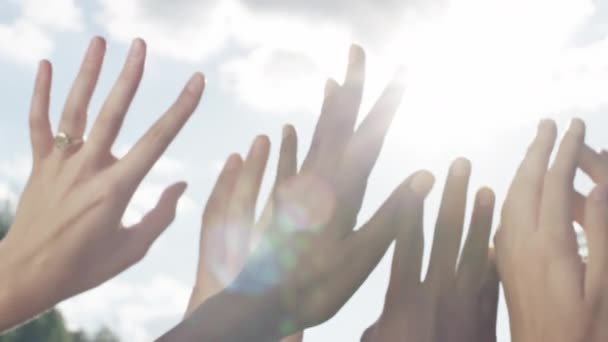 Відеозапис Групи Людей Які Піднімають Руки Повітрі Зовні — стокове відео