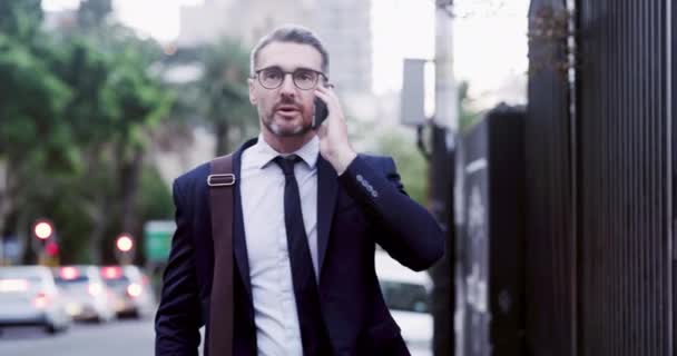 4K段视频记录了一位衣着得体的商人在纽约期间打电话的情景 — 图库视频影像