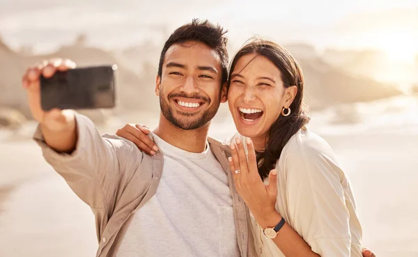 Have Them Surprised Young Couple Taking Selfies Beach — Foto Stock