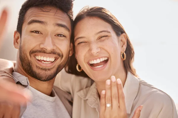 Liked Had Put Ring Young Couple Showing Ring Getting Engaged — Foto Stock