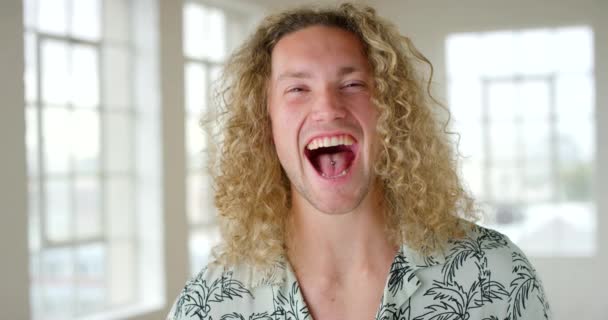 Portret Radosnego Młodzieńca Śmiejącego Się Rozbawionego Żartem Twarz Przystojnego Pewnego — Wideo stockowe