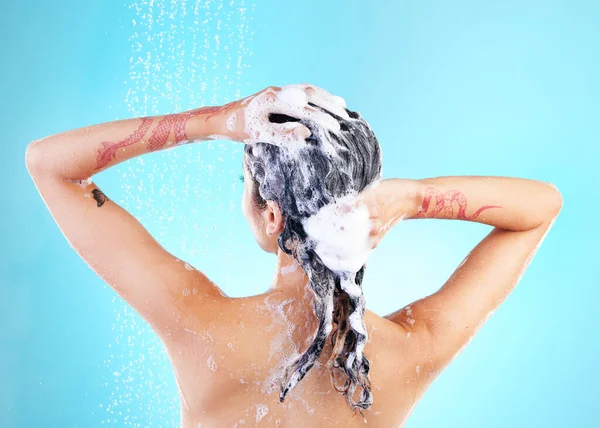 Its Wash Day Woman Washing Her Hair Blue Background — Photo