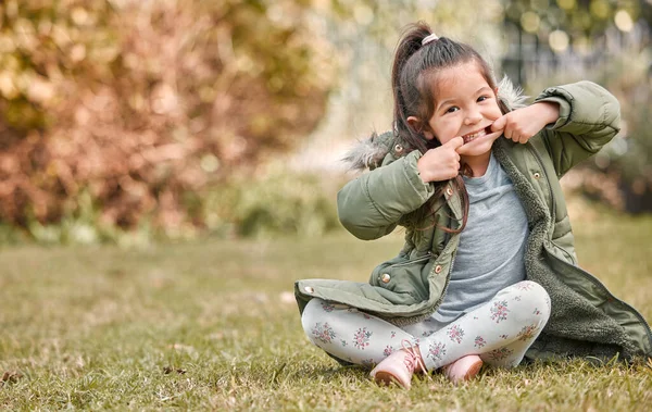 Look Still Have All Teeth Adorable Little Girl Sitting — Stock Photo, Image