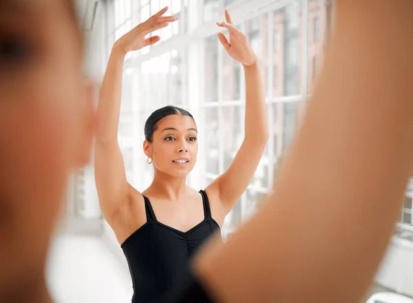 Wave Goodbye Wish Well Group Ballet Dancers Practicing Routine — стоковое фото