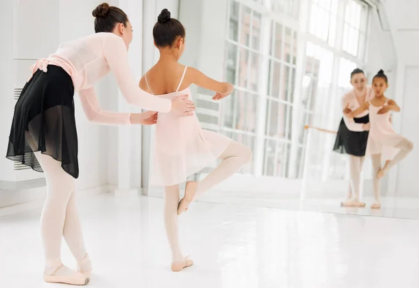 Lift Those Knees Little Girl Practicing Ballet Her Teacher Dance — Foto de Stock