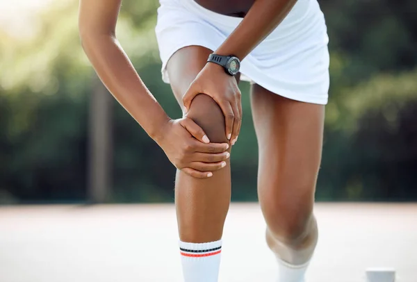 Wont Able Compete Closeup Shot Sporty Young Woman Experiencing Knee —  Fotos de Stock