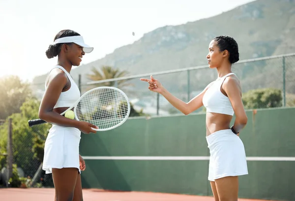 Fate Decide Two Sporty Young Women Flipping Coin Tennis Match — Stock Photo, Image