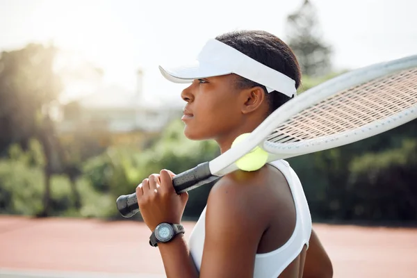 Готовий Зіткнутися Опонентом Спортивна Молода Жінка Грає Теніс Корті — стокове фото